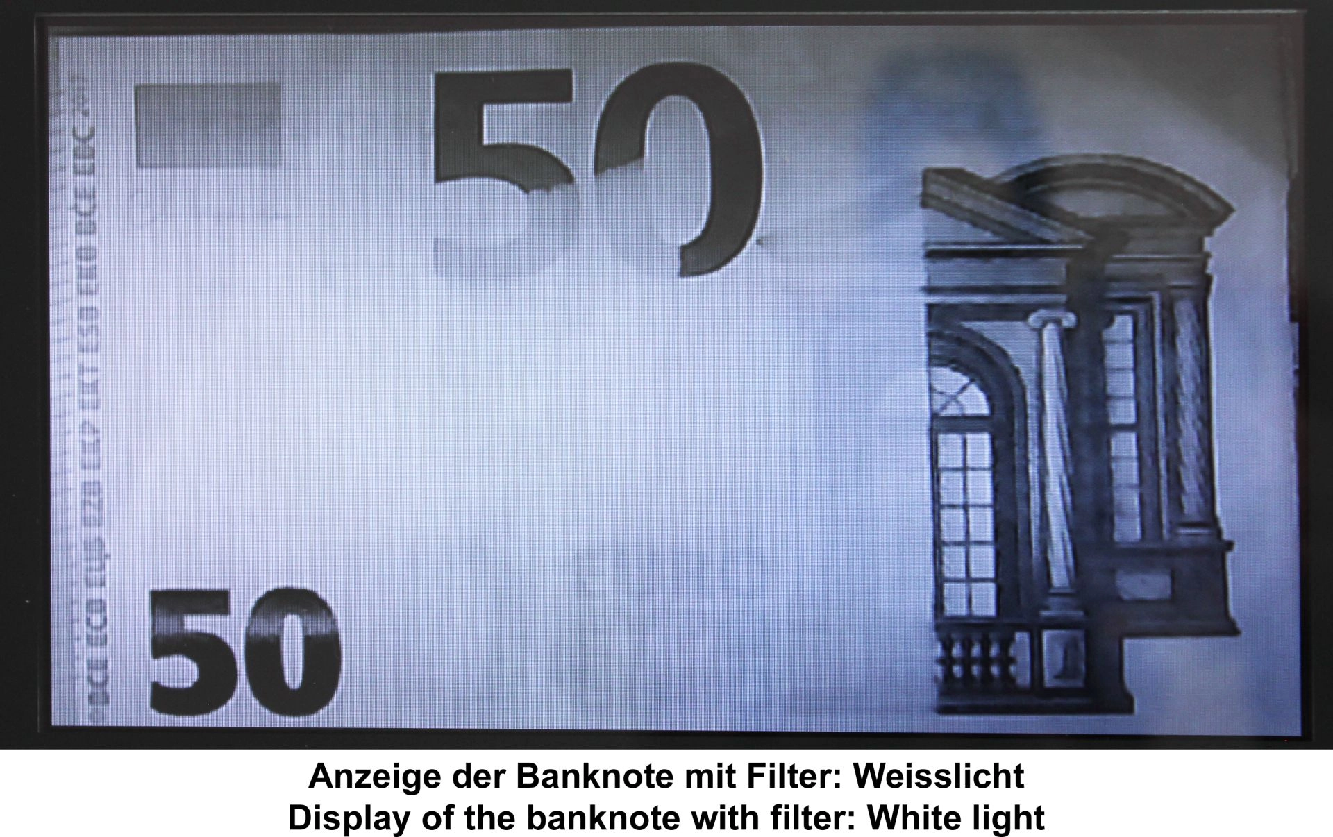 Display eines Geldscheinprüfgeräts zeigt eine 50-Euro-Banknote mit Weißlicht-Filter zur Echtheitsprüfung