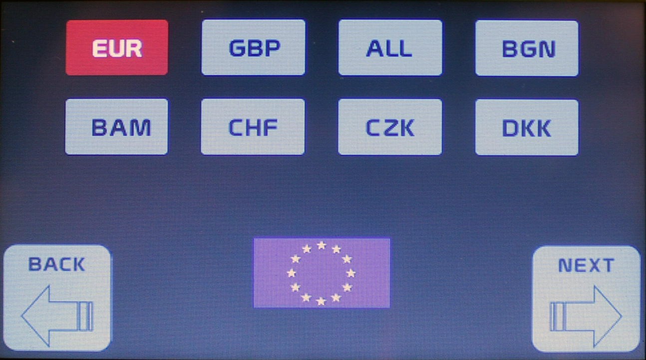 Touchscreen zur Währungsauswahl mit EUR, GBP, CHF und weiteren Optionen sowie Zurück- und Weiter-Tasten