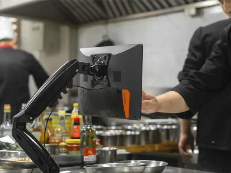 Schwenkbarer Monitorarm in professioneller Küche