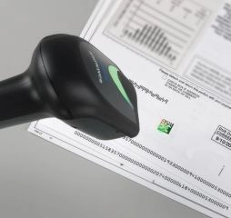 Datalogic Gryphon GBT4400 kabelloser Bluetooth 1D/2D-Barcodescanner beim Scannen eines Codes auf einem Dokument
