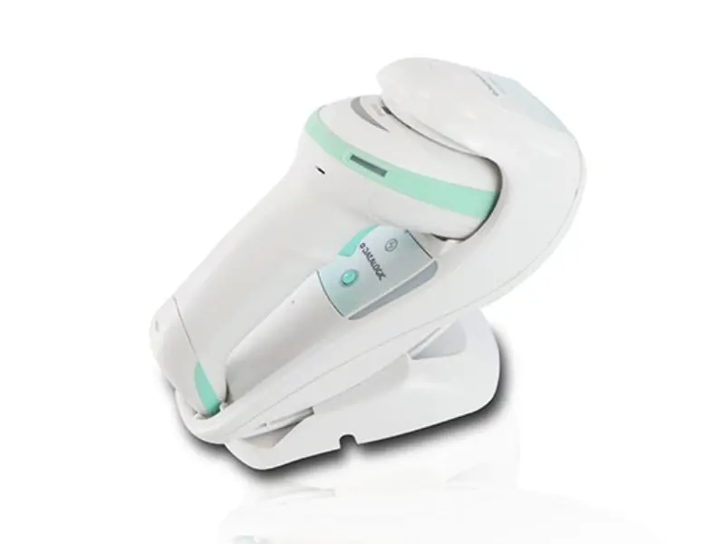 Weißer kabelloser Barcodescanner in Ladestation