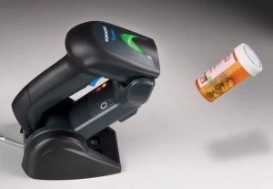 Datalogic Gryphon GBT4400 kabelloser Bluetooth 1D/2D Barcodescanner mit Dockingstation beim Scannen eines Barcodes